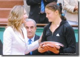 2009 french open - steffi graf presents runner up plate to dinara safina