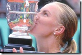 2009 french open - svetlana kuznetsova kisses trophy