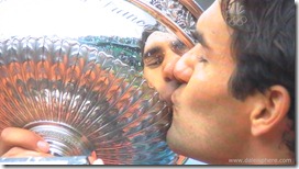 2009 french open - federer kisses the coupe des mousquetaires