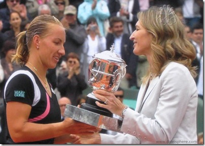 2009 french open - steffi graf presents trophy to svetlana kuznetsova