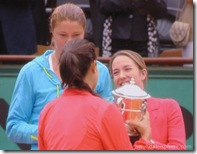Henin hands Ivanovic Trophy at 2008 French Open